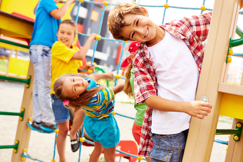 Развлечения на улице для детей. Дети на площадке. Фотосессия на детской площадке. Счастливый ребенок. Игровая площадка для детей.